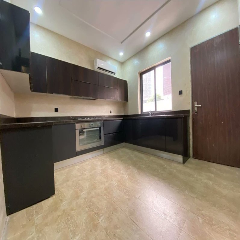 5 Bedroom  duplex  with 2 rooms  Bq for  sale .

Brand new -3 livingrooms -En-suite rooms -Fitted Kitchen - Good access road -CCTV - Swimming pool 

Price Guide : # 2 Billion  Naira 📌
Location: Ikoyi
Title: Governors consent