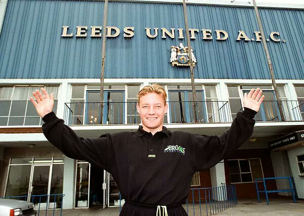 robertmdaws's tweet image. @LUFC  #davidbatty outside elland road , sept 1990.
#LUFC