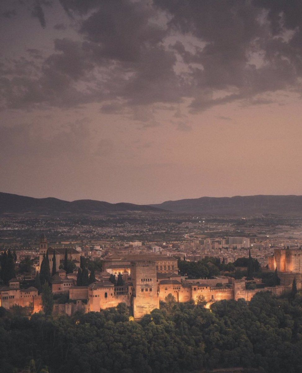 Dellafuent3's tweet photo. Granada tiene una magia especial https://t.co/9ax4fhxU36