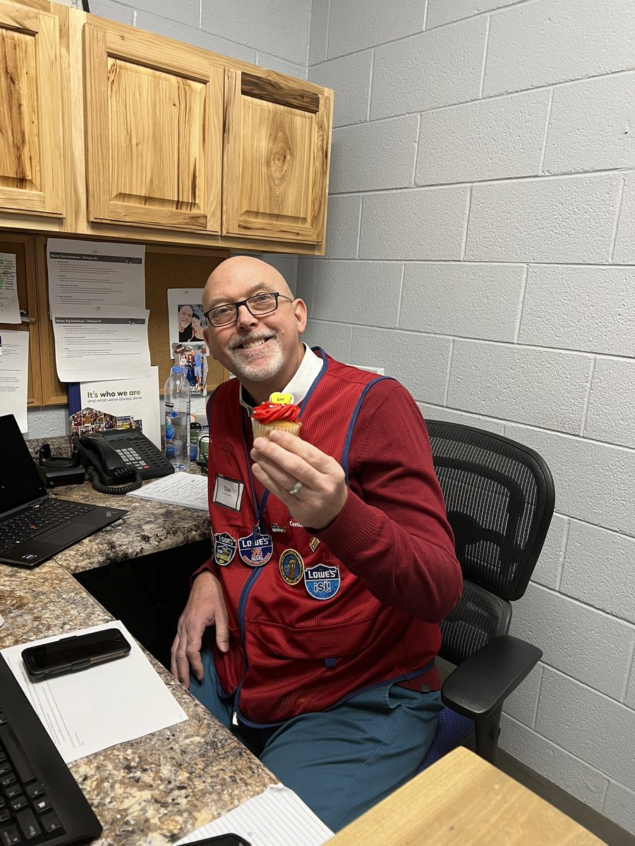 fraser_lei's tweet photo. Cupcake Bash as a token of appreciation for all associates from Tim our SM. Also cashiers Tamiko and Susan worked hard baking to make all Front End associates feel special on Valentine’s Day @ Lowes #517 @nmcmillan1369 @xen_arely @Baker_SherikaT https://t.co/IYxsTUFov8