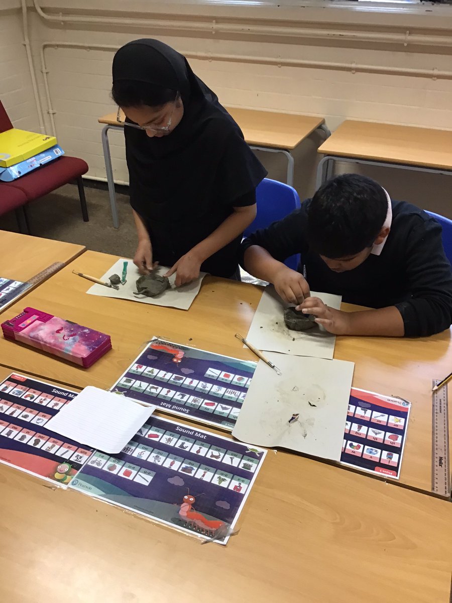 SalisburySPS's tweet photo. Creating peppers for our ‘fruit and vegetables’ topic in Art. Y4 are trying hard to manipulate the clay. 
#salisburystars #primaryrocks #year4 https://t.co/lS61mvAwLS