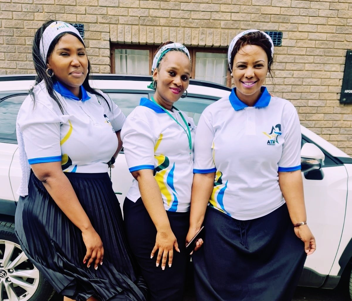 uMaXulu21's tweet photo. 🇿🇦Complaining about darkness does not chase it away. Let's rise up and play our part in creating the country we want to live in.
🖤💙💚🤍💛
#ATMWL
#SheLeads https://t.co/tM4R1E54gm