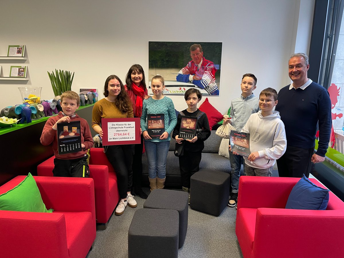 MainLichtblick's tweet photo. Mit viel Freude besuchten uns 6 Schüler*innen (Redaktionsteam) und ihre Lehrerin Frau Langer der Liebigschule Frankfurt und übergaben uns persönlich eine Riesenspende in Höhe von 2.764,64 € ! Dank ihres Engagements wird die Fortsetzung einer Lauftherapie ermöglicht. Danke! https://t.co/94VnLwSh7S