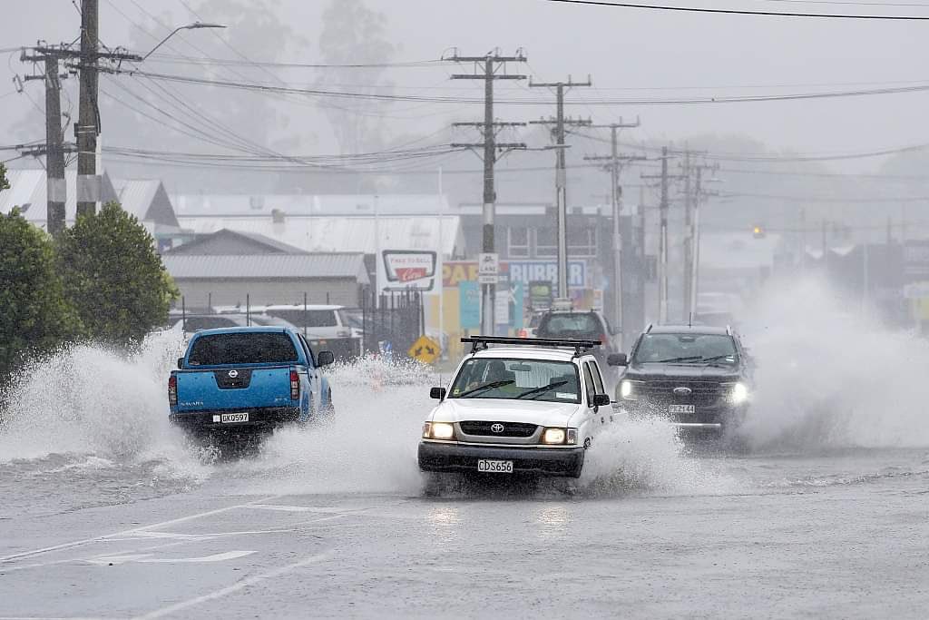 VortixWx's tweet photo. A horrible event is continuing to unfold related to Ex-Cyclone #Gabrielle &amp; it’s destructive flooding event in #NewZealand. 4 people were killed w/ +1000 unaccounted for. The impact of extratropical cyclones can be just as dangerous as tropical ones. #NZStorm #tropicswx https://t.co/lkAsodnB2I