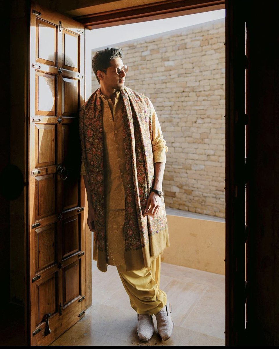 Here's a closer look at the handsome #SidharthMalhotra from his pre-wedding festivities with #KiaraAdvani.💛