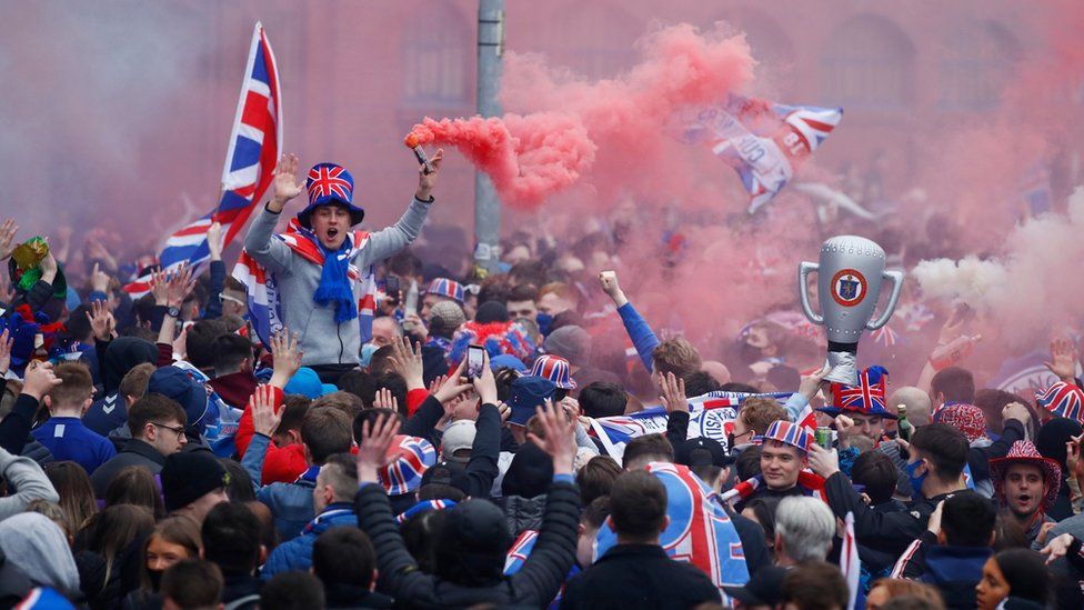 Crowds have started gathering in George Square to celebrate Nicola Sturgeon's resignation. 🥳🎉🎊🍾