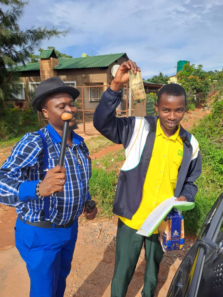 u #dollarman continues blessing <a href="/BakersInnZW/">Baker's Inn Bread</a> customers , today ubeli Shurugwi