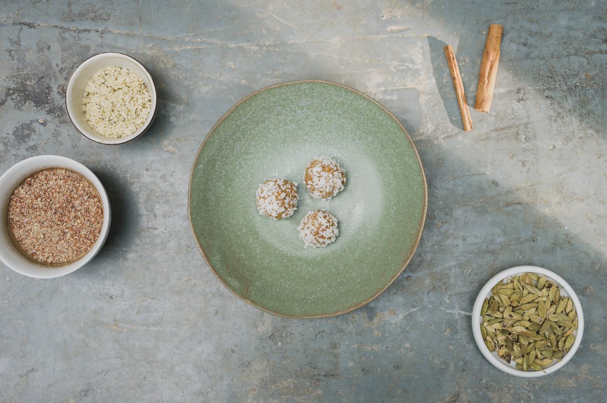 INNERHEALTHClub's tweet photo. Need a little pick-me-up? Holistic nutritionist @Leighwy will show you how to make sweet, nutritious date balls in minutes. Rich in antioxidants and proteins, they will leave you feeling energized and satisfied. Take her class now.
#health #mindfulness 
https://t.co/iQ757AWqRQ https://t.co/KiRF3X99IS