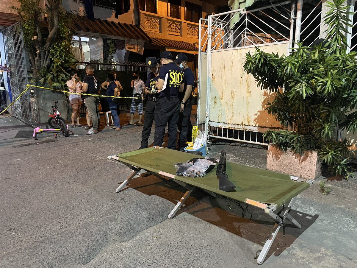 ABSCBNNews's tweet photo. 3 dead, 4 injured in a shooting incident in Barangay 10, Caloocan City. NDP DD PbGen Ponce Rogelio Peñones said the suspect gunned down the victims from the second floor of his home. 3 guns were recovered from the suspect | via @annacerezo_ https://t.co/XxEBWwsu8k