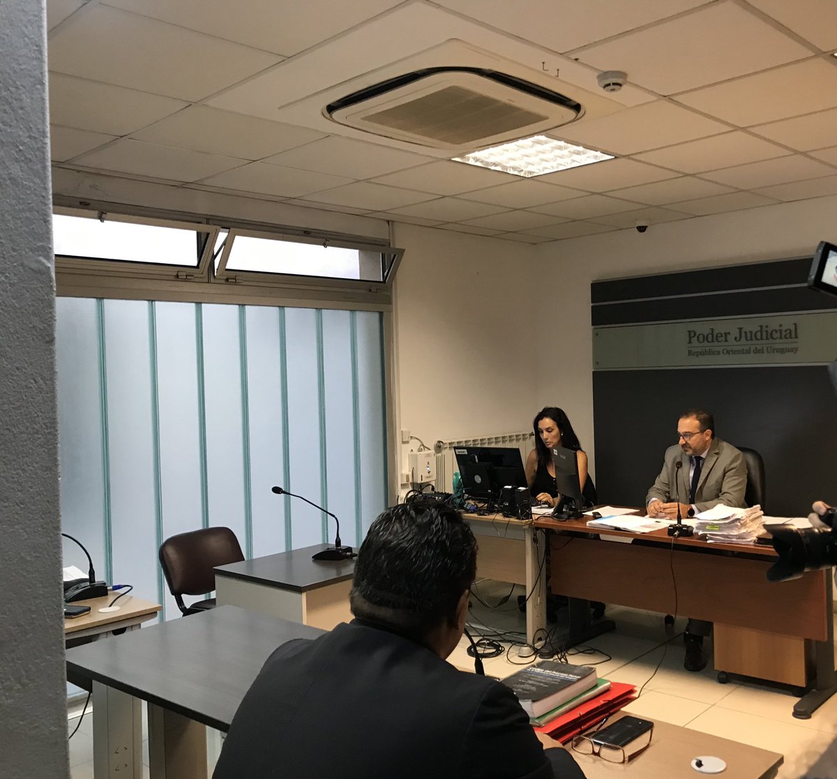 ⚠️ Carta de Astesiano: “el peor juicio mediático y político en años”

El excustodio fue condenado a 4 años y 6 meses de penitenciaría, además de tener que pagar una multa de 100 UR e inhabilitación por 4 años a cargos públicos. <a href="/vtvnoticiasuy/">VTV Noticias</a>