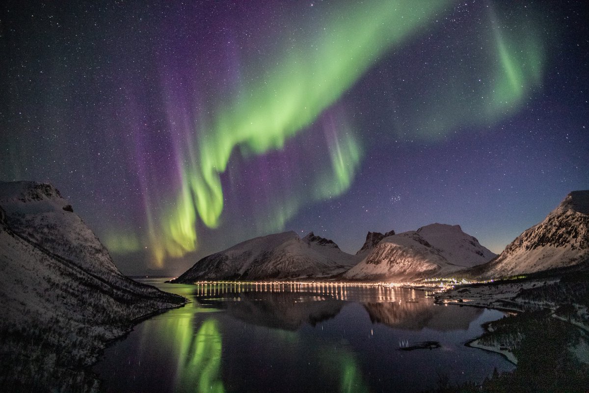 Mesmerizing Northern Lights: A Natural Light Show  🔥🔥

#lighting #livesofdreams #Nature #natureview #natural #beautyphotography #skyscraper #colorsky #northernlights #colorfulshadow #natureglow #lightsinsky #natural #NaturalWonders #northernnorway