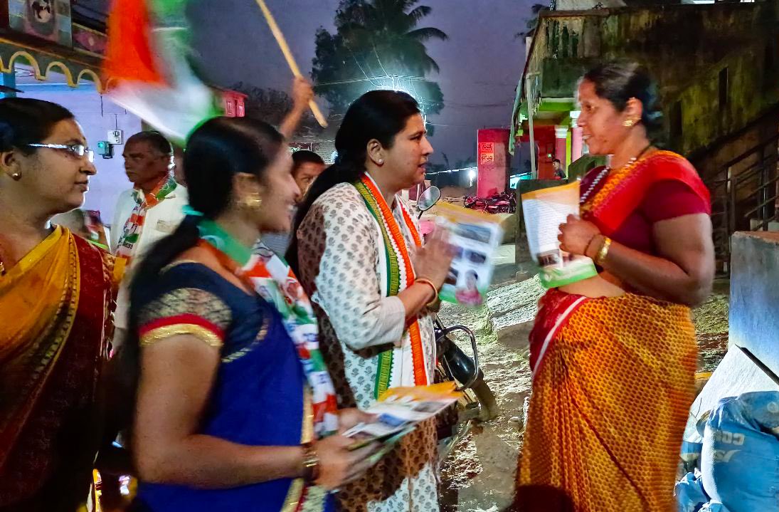 DrAnjaliTai's tweet image. The overwhelming response from our rural people makes me more confident and strengthens to fight the challenges together.

#HathSeHathJodo campaign reaches Mugalihaal village.

#supportcongress 
@rssurjewala @DKShivakumar @siddaramaiah
