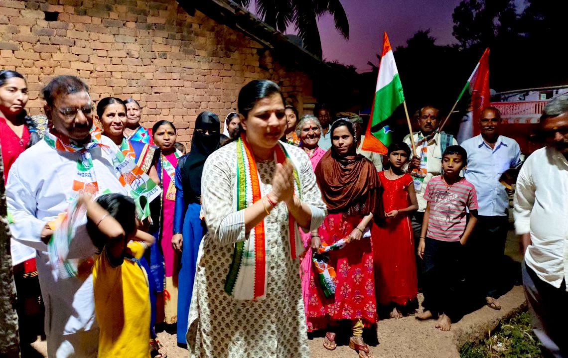 DrAnjaliTai's tweet image. The overwhelming response from our rural people makes me more confident and strengthens to fight the challenges together.

#HathSeHathJodo campaign reaches Mugalihaal village.

#supportcongress 
@rssurjewala @DKShivakumar @siddaramaiah