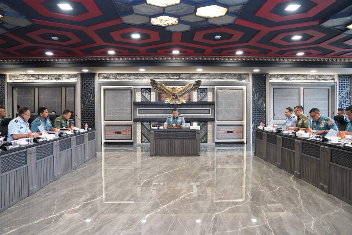 Puspen_TNI's tweet image. Panglima TNI didampingi  Kasad, Kasal dan Kasau memimpin sidang  Pantukhir Dikreg LI Sesko TNI TA 2023, di Ruang Rapat Paripurna Lt. 3 Gd. Sudirman Mabes TNI Cilangkap, Jakarta Timur, Rabu (15/2/2023). 

👉 tni.mil.id/view-224542-pa…

#tni #p5tni #kasad #kasal #kasau #puspentni