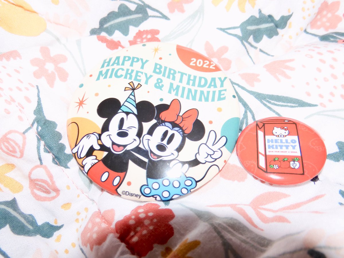 Queenie4ever's tweet photo. Buttons from @BoxLunchGifts #freebies #boxlunchxhellokitty #WaybackWednesday #happybirthdaymickeyandminnie https://t.co/GpCXDdd3m7