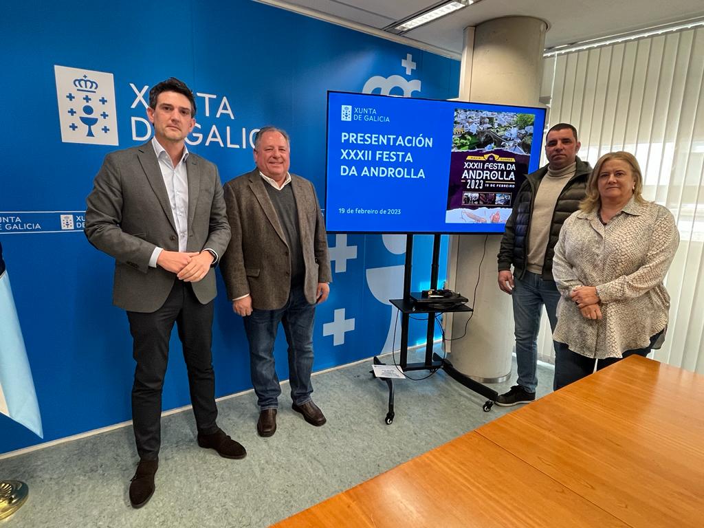 JavierAriasFouz's tweet photo. 🐽 Presentando xunto ao alcalde de Navia de Suarna José Fernández a 32 Festa da #Androlla, un dos produtos máis típicos da #MontañadeLugo

🤝 Desde @Xunta colaboramos cos gastos da feira, xa que este evento certifica a calidade e variedade da gastronomía da nosa provincia https://t.co/cwt0bTO49g