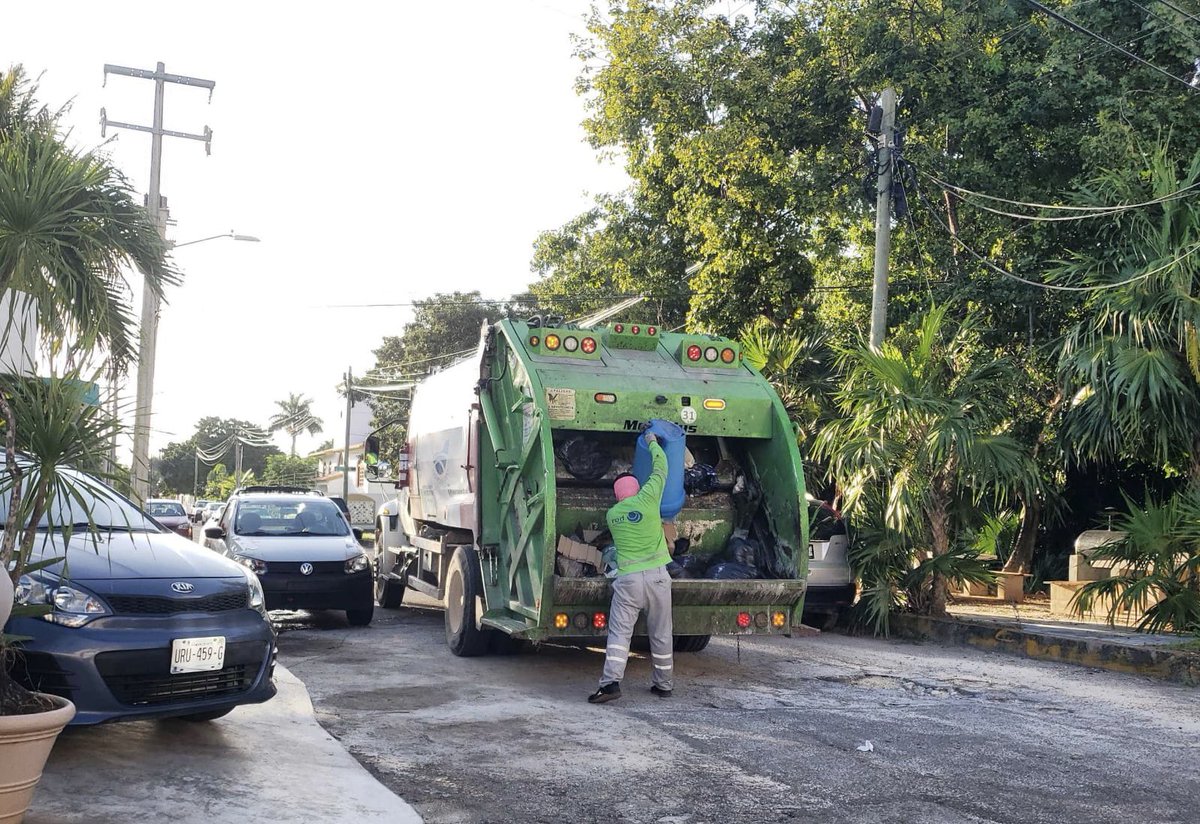 SIRESOL_CUN's tweet photo. Iniciamos labores de 🚛 #recolección en la #SM43 y avanzamos hacia la #SM44 que corresponde a la zona 3 con días de frecuencia los lunes, miércoles y viernes en punto de las 6:00am. ⏰
Recordemos no tirar basura 🚯 en puntos que no corresponden.
@anapatyp
#CancúnNosUne https://t.co/ugXLImRg4W
