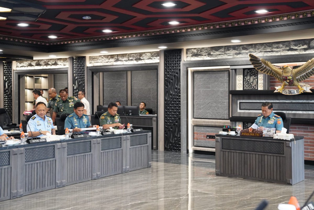 Puspen_TNI's tweet image. Panglima TNI didampingi  Kasad, Kasal dan Kasau memimpin sidang  Pantukhir Dikreg LI Sesko TNI TA 2023, di Ruang Rapat Paripurna Lt. 3 Gd. Sudirman Mabes TNI Cilangkap, Jakarta Timur, Rabu (15/2/2023). 

👉 tni.mil.id/view-224542-pa…

#tni #p5tni #kasad #kasal #kasau #puspentni