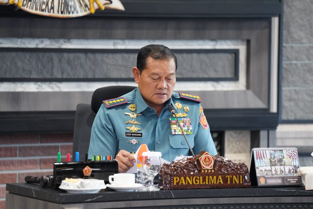 Puspen_TNI's tweet image. Panglima TNI didampingi  Kasad, Kasal dan Kasau memimpin sidang  Pantukhir Dikreg LI Sesko TNI TA 2023, di Ruang Rapat Paripurna Lt. 3 Gd. Sudirman Mabes TNI Cilangkap, Jakarta Timur, Rabu (15/2/2023). 

👉 tni.mil.id/view-224542-pa…

#tni #p5tni #kasad #kasal #kasau #puspentni