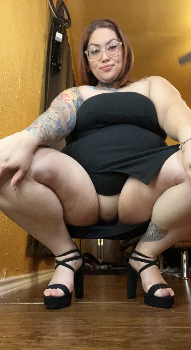 Do u like my thick thighs …Would u lay under me so I can bounce on u … come n chat with me on OF or SNAP  LINK IN COMMENTS