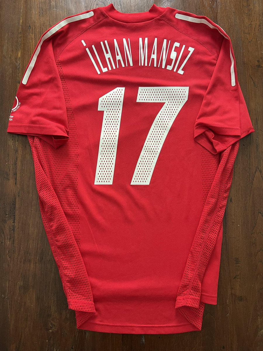 trtspor's tweet photo. İlhan Mansız, 2002 Dünya Kupası'nda Senegal ile oynadığımız maçta giydiği formayı depremzedeler için açık artırmaya çıkardığını açıkladı.👏

🇹🇷 Milli Takımımız, İlhan Mansız'ın attığı golle Senegal'i uzatmada mağlup ederek yarı finale yükselmişti. 

Taban fiyat: 1 milyon TL https://t.co/ukXLetpc6v