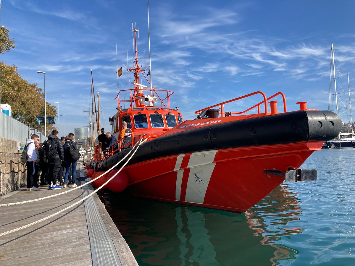 salvamentogob's tweet photo. La Salvamar Mintaka se ha transformado en una escuela para los alumnos del centro Euses Garbí de Salt que realizan el curso de transporte sanitario de FP, en Barcelona. Hemos contado con la ayuda de @CreuRojaCAT  en un simulacro de nota. Haciendo cantera. #30SalvamentoMaritimo https://t.co/zlGs3uuQea