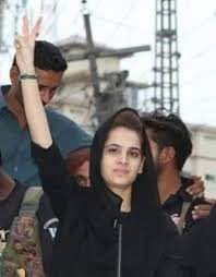 تون آ دولت جوديوانومنهنجي ڌرتيء سان دل آ
تنهنجوپنهنجومقصدآھي منهنجي پنهنجي منزل آ
موتين جهڙاماڻهون ميڙي مون سنگاري محفل آ
شيش محل جي رهواسين تي ڀونگي ڀونگي 
ڀڙڪيل آ
#سرداري_نظام_نامنظور 
بهادرنياڻي ام رباب