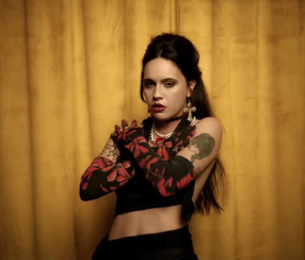 YESZGlRL's tweet image. bea miller. that’s it. that’s the tweet. she’s the moment, she’s an icon.