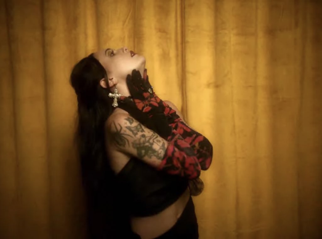 YESZGlRL's tweet image. bea miller. that’s it. that’s the tweet. she’s the moment, she’s an icon.