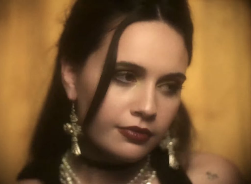 YESZGlRL's tweet image. bea miller. that’s it. that’s the tweet. she’s the moment, she’s an icon.