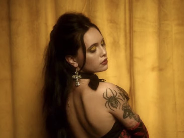 YESZGlRL's tweet image. bea miller. that’s it. that’s the tweet. she’s the moment, she’s an icon.