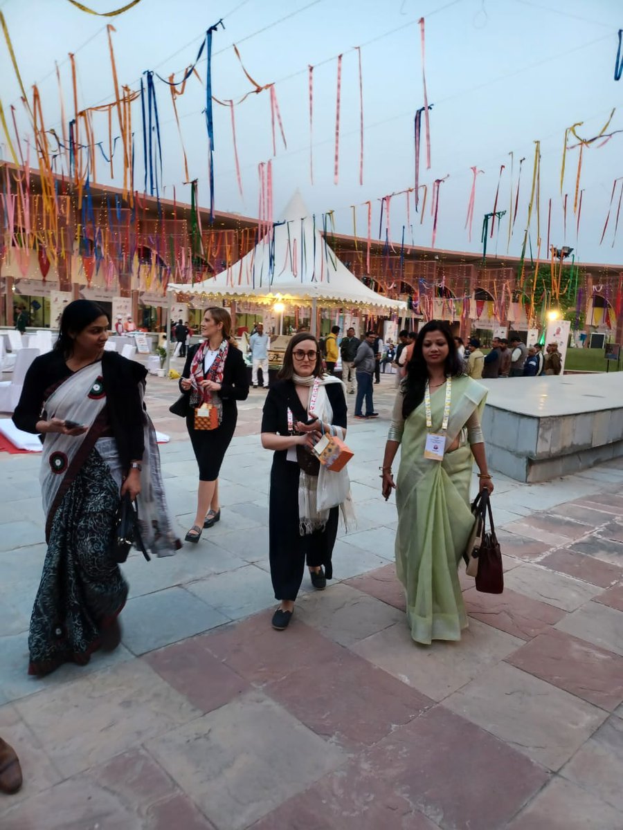 #G20 डेलीगेशन ने आज लखनऊ में अवध शिल्प ग्राम का दौरा किया। डेलीगेशन ने #ODOP उत्पादों की प्रदर्शनी का अवलोकन किया एवं हस्तशिल्प उत्पादों की खूबियों के बारे में विभागीय अधिकारियों एवं शिल्पियों से जानकारी प्राप्त की। #AatmanirbharBharat #VocalForLocal