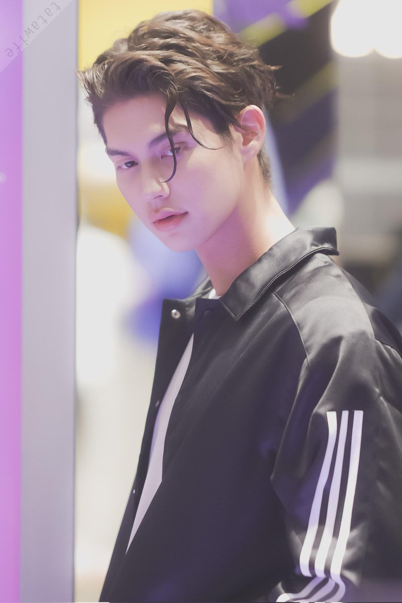 KarlTatawife's tweet photo. หล่อที่สุดในระบบสุริยะจักรวาลแล้ว
#adidasCentralWorld
#adidasThailand
#adidasTHxBright 
#bbrightvc @bbrightvc
// รอพี่กลับบ้านก่อนนะคะ ตามประสา ตีหนึ่งตีสอง 5555 https://t.co/Nwc9p1bUm8