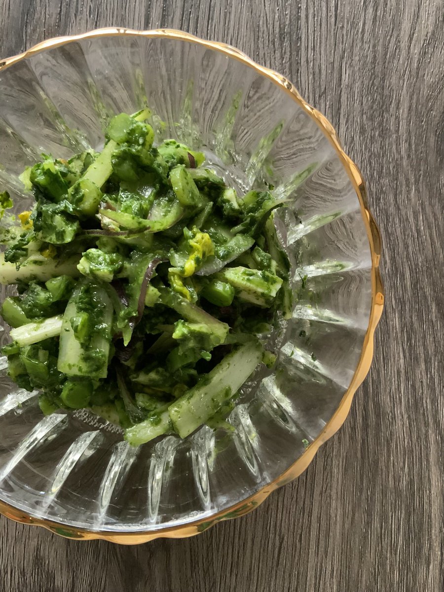 今日は寒かったですね。春の寒さは気血のめぐりを良くして乗り越えます！
春菊もおすすめ！
#薬膳 #薬膳料理教室foodandlife
#春菊 #春の冷え #春の薬膳