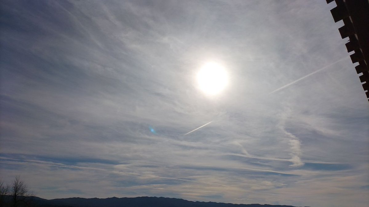 angiridu's tweet image. #Fàstic #CarnavalALEscola #RespirantMerda #Intoxicats #Prou #Denuncia #DenunciaCiudadana #BastaDeCielosGrises #chemtrails #chemtrail #CielosQuimicos