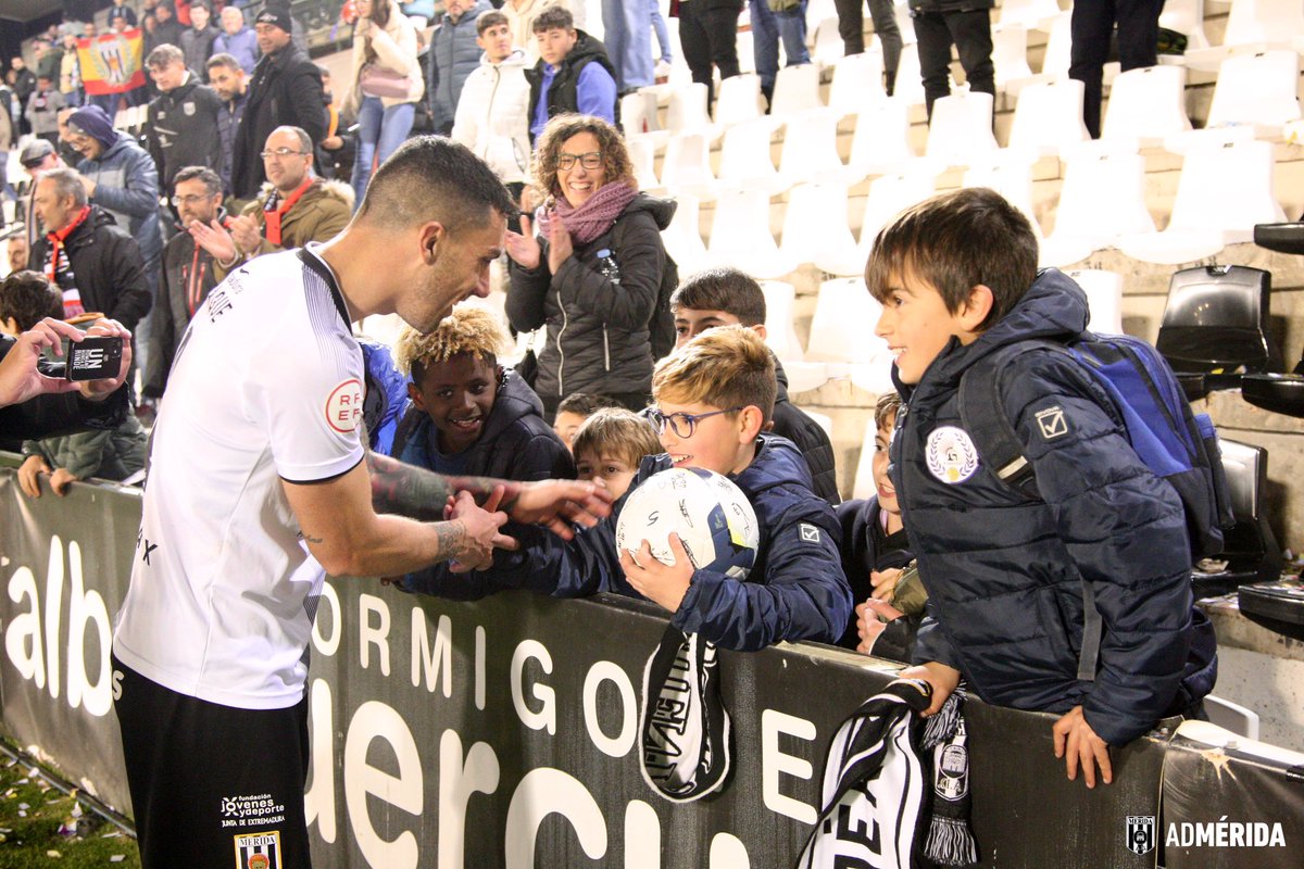Merida_AD's tweet photo. 😍 Esas caras de ilusión… 

⚪️⚫️ ¡Gracias romanos! ⚪️⚫️ https://t.co/YdrOPgGOzK