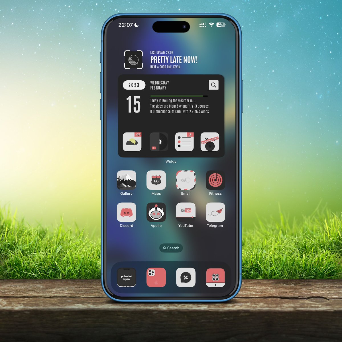 My setup tonight,
#widgy inspired by #ShowTeam @jennysblessed and @UtdAll 
Faded icons @MaeloArt 
Mockup by @SeanKly 
Not sure about the wallpaper but I think I found it here on twitter, anyways credit to the creator.