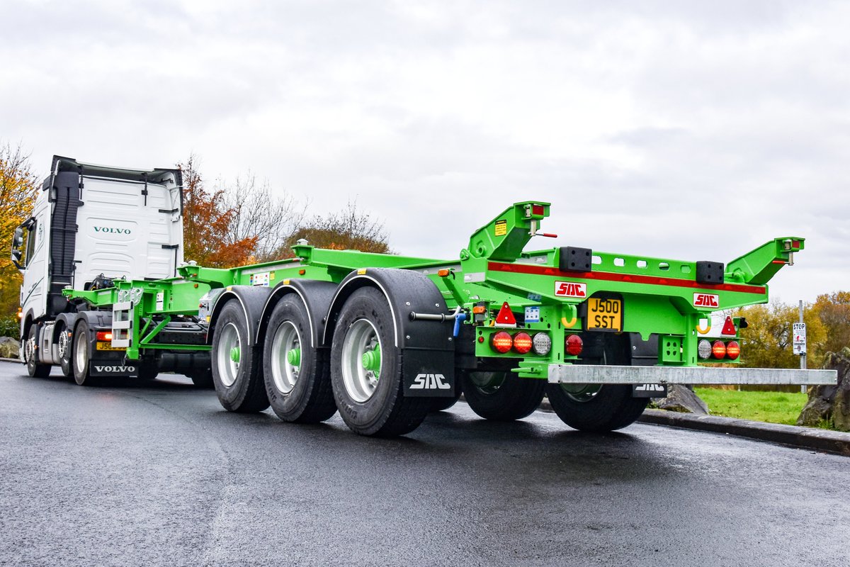 SDCtrailers's tweet image. SDC’s sliding extendable skeletal is well known for its rugged construction and reliability. This model can be configured for 20h, 30&apos;, 40&apos;, 45&apos;, 13.6m intermodal swap body, or 2x20&apos; containers, providing maximum flexibility and utilisation.

#skeletal #containertransport