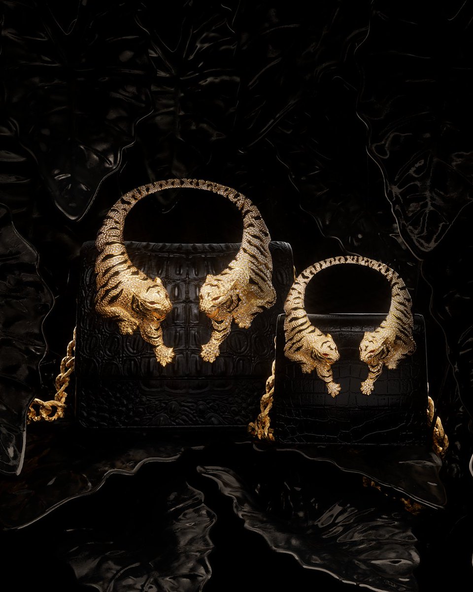 A bejewelled handle pays homage to a vintage Cavalli necklace, finished with red rhinestone Tigre eyes that create a mesmerising feature on the new #RoarBag. Available in the size that suits you best,  online and in our boutiques.
Discover it now: bit.ly/40G0sap