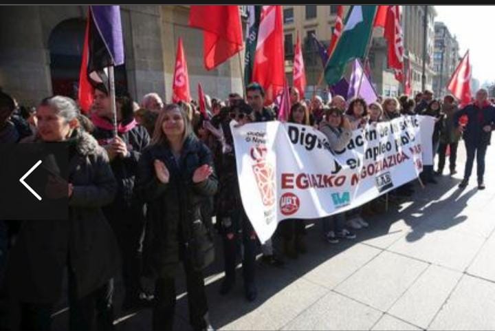 Éxito  en la CONCENTRACIÓN  hoy por los SERVICIOS PUBLICOS  de Navarra. 
¡Seguimos luchando! ¡Esta tarde nos Manifestamos! 
#SalarioOConflicto
@CCOO @ccoonavarra @59chechu @DavidMarcalain @FSCdeCCOO @FSCNavarra