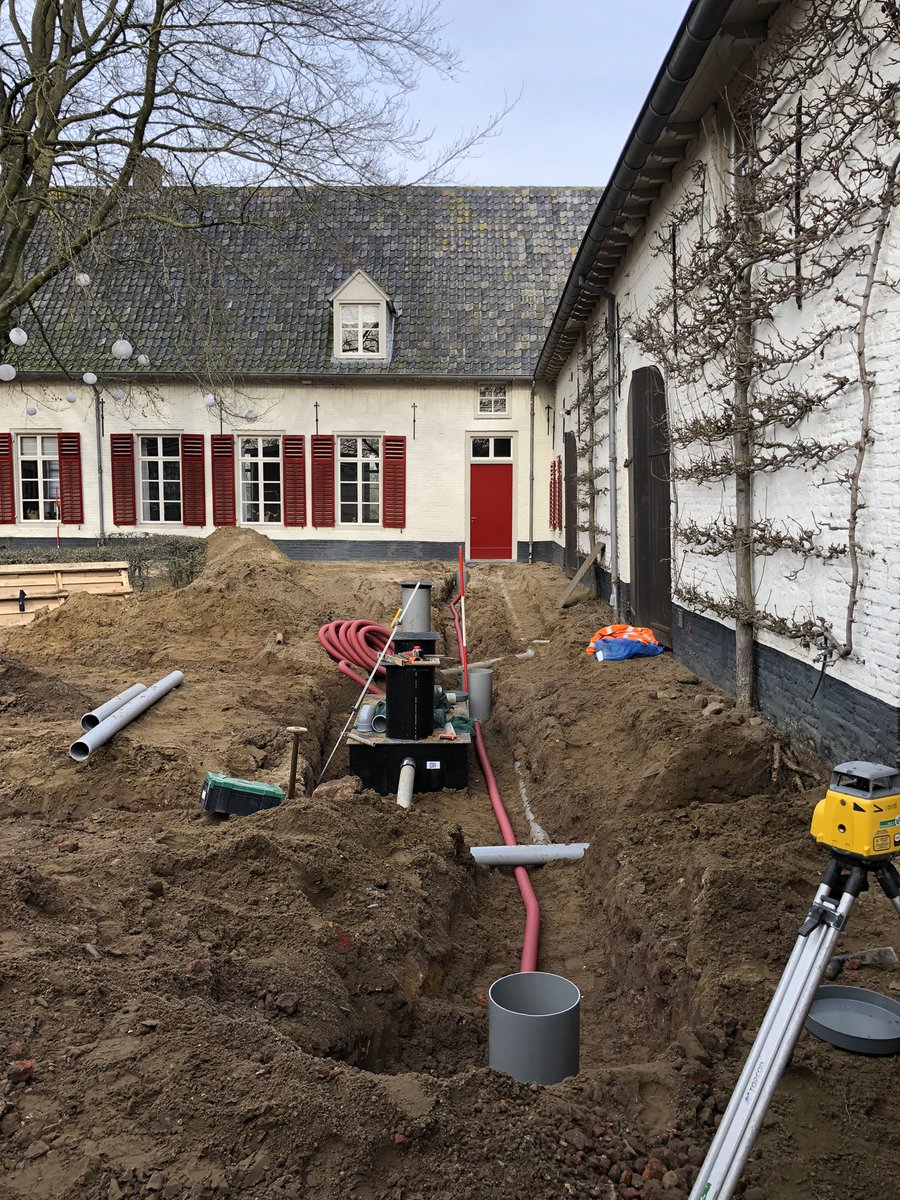 ChristianHermus's tweet photo. Werkzaamheden aan de verharding en riolering op de binnenplaats van #kasteel #Tongelaar in #Mill zijn in volle gang! Bestaande keienbestrating wordt (vlakker) herlegd. https://t.co/YnKqZgR3BP