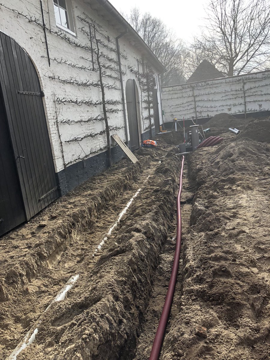 ChristianHermus's tweet photo. Werkzaamheden aan de verharding en riolering op de binnenplaats van #kasteel #Tongelaar in #Mill zijn in volle gang! Bestaande keienbestrating wordt (vlakker) herlegd. https://t.co/YnKqZgR3BP