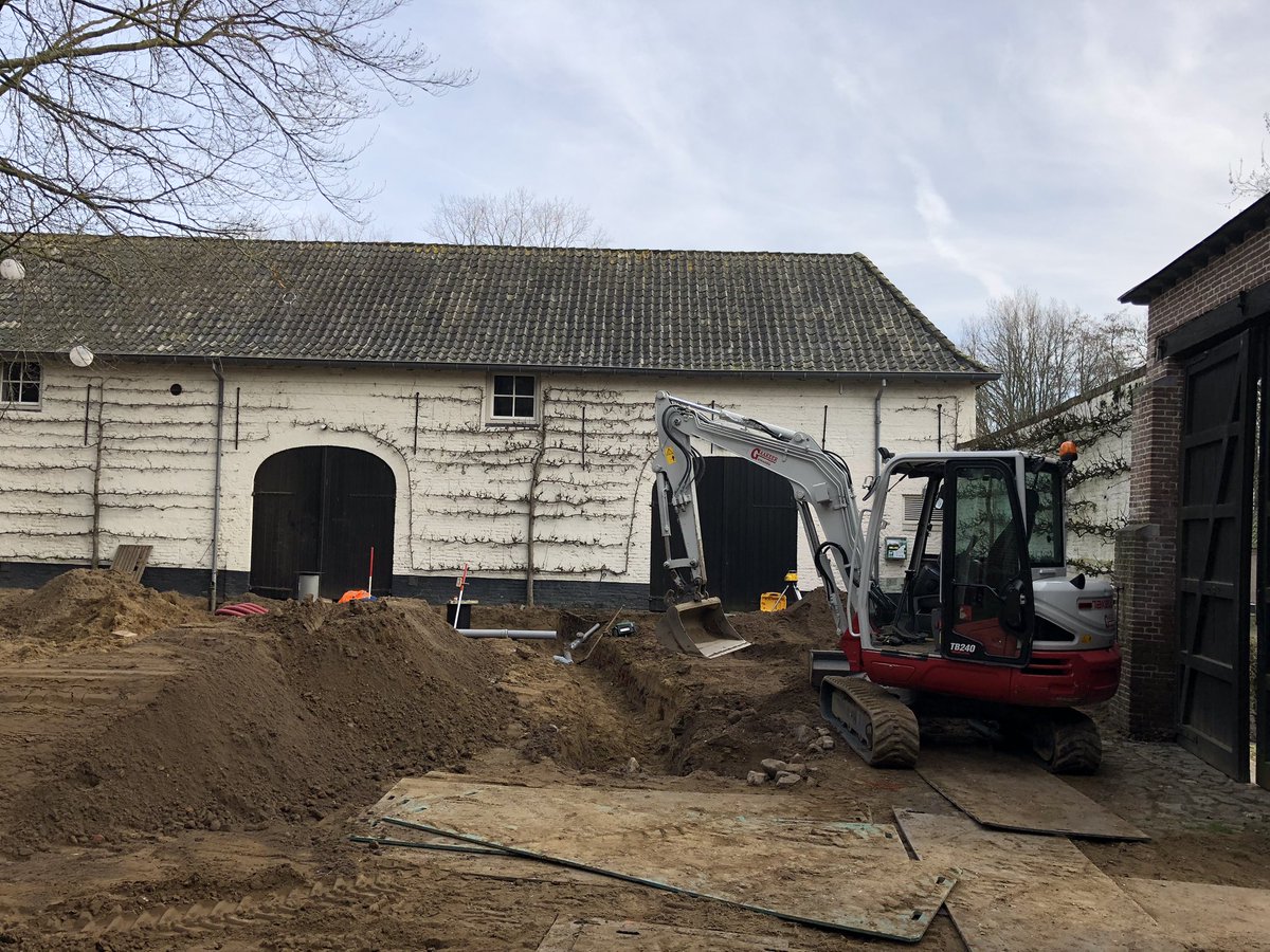 ChristianHermus's tweet photo. Werkzaamheden aan de verharding en riolering op de binnenplaats van #kasteel #Tongelaar in #Mill zijn in volle gang! Bestaande keienbestrating wordt (vlakker) herlegd. https://t.co/YnKqZgR3BP