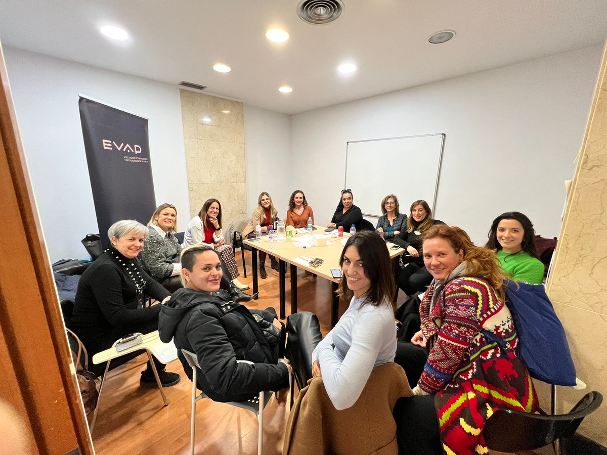 EVAPasociacion's tweet photo. 👥¿Qué tiene entre manos nuestro Comité de Comunicación?
Muy atent@s a lo que está preparando este grupo de trabajo para el #EqualPayDay 👀

📷Reunión en la sede de EVAP. 
#SomosEVAP https://t.co/Pq5pLAU6Yt