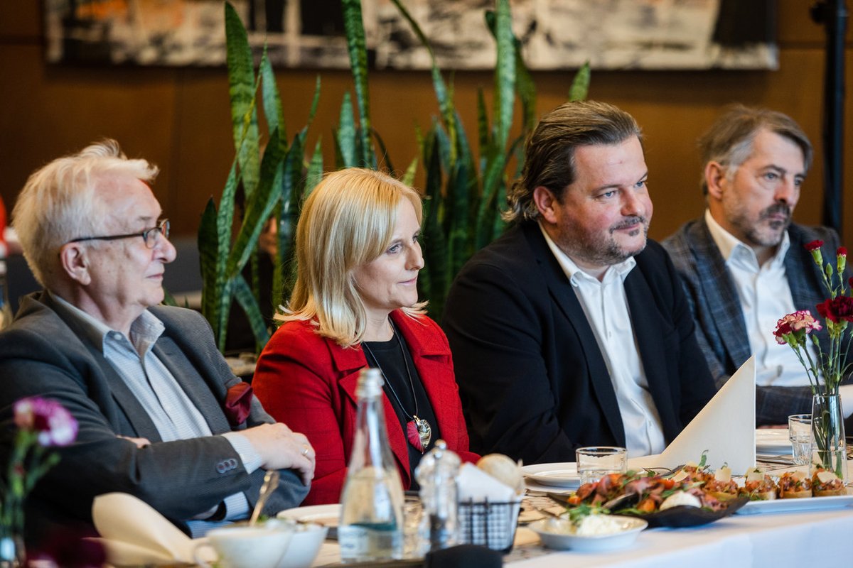 metropoliagdn's tweet photo. Think Tank "Metropolia" inauguruje działalność. To wspólna inicjatywa @PracodawcyP i #OMGGS, do której zaproszono przedstawicieli samorządu, nauki i biznesu. Przewodniczącym został Jakub Kaszuba, prezes zarządu Base Group. 
Fot. @MiastoGdynia https://t.co/DBRFxgAw7B