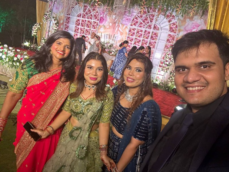 AdityaTodmal's tweet photo. Congratulations to the newly wed couple! ❤️

Few pictures from Subhasish Pani and Anjali's wedding with their family. 😀

Very well planned event.

#subhanjali https://t.co/GPbAjukWxV