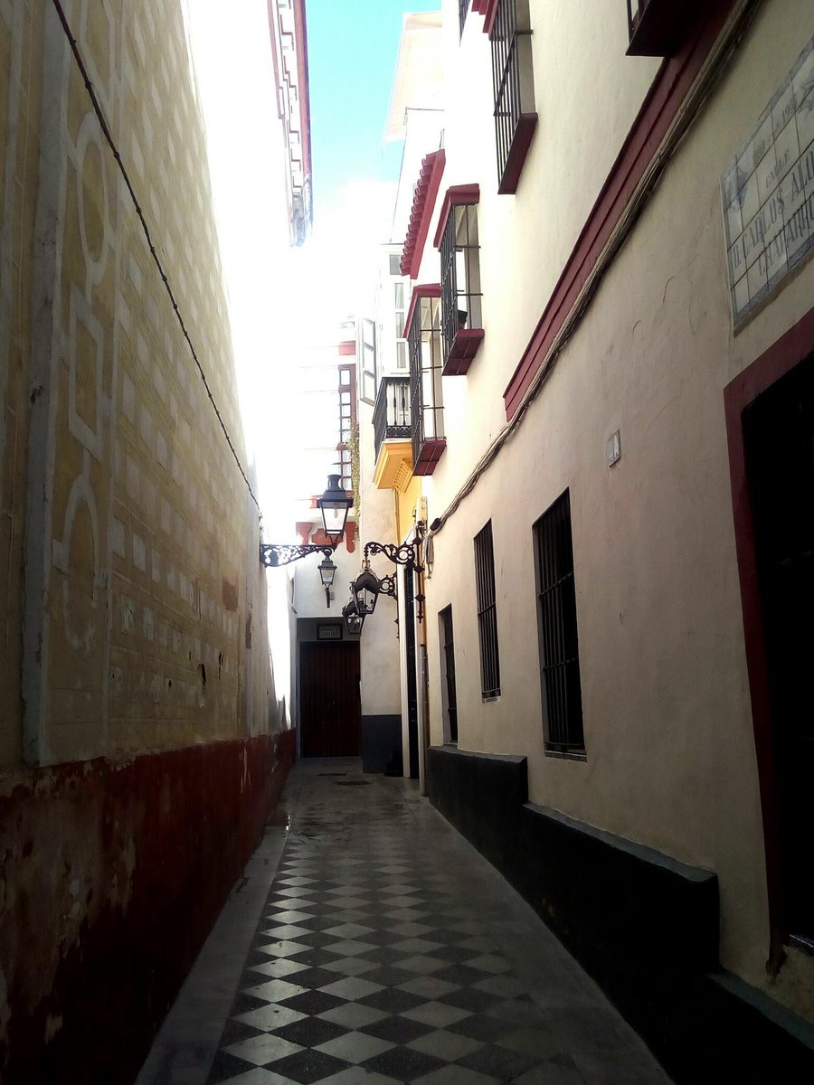 MerchiTriana's tweet photo. Perdiendome por tus calles.... feliz miércoles!! https://t.co/xlZMoZgHB1