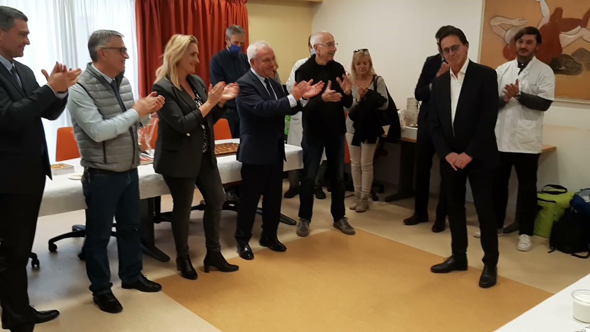AntibesClement's tweet photo. CHU d'Antibes avec le départ a la RETRAITE de notre célébrissime OLHTALMOLOGUE ERIC DUPLAY merci pour tes soins et ta gentillesse Eric et Vive Antibes #antibes @JeanLeonetti @AlexndraBorchio @EricPAUGET1 @BastienRIPERT @SergeAmar @alikalfi @hopitalAntibes https://t.co/y7TNwa52yn