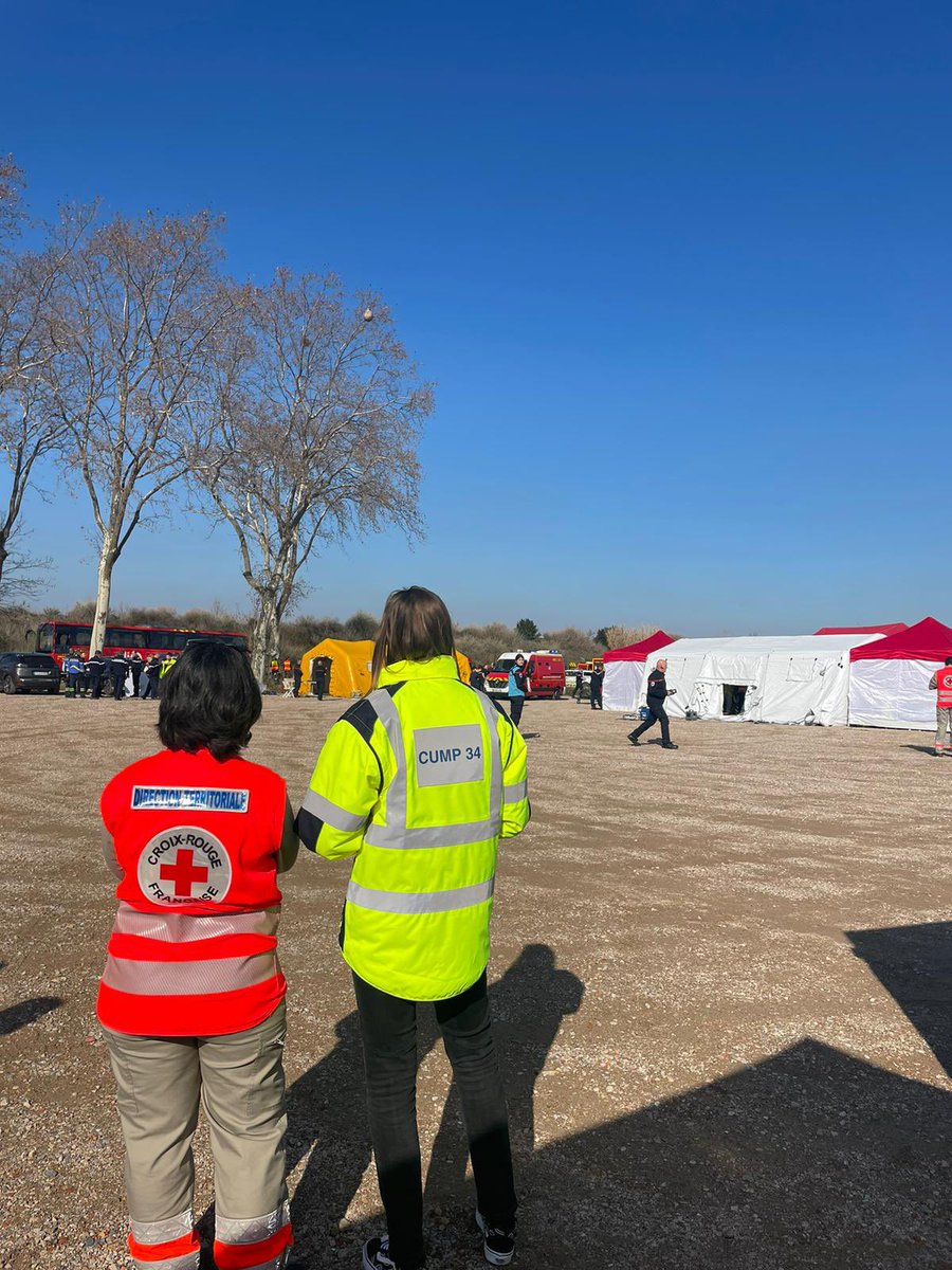 CUMP34's tweet photo. Lundi, la #CUMP34 a participé à un exercice #NOVI organisé par la @Prefet34 avec le #SAMU34 du @CHU_Montpellier 
Cet exercice formateur nous a permis de renforcer nos liens avec l’ensemble des acteurs : @ARS_OC, @CroixRouge34, @SDIS34, @ProtecCivile34, les FDO de l’Hérault https://t.co/KEuGoQYpJn