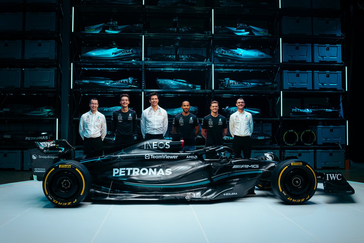 amgmotorsport's tweet photo. The #WorldsFastestFamily 🖤
#MercedesAMGF1 #W14 #WeLivePerformance #F1 https://t.co/xOM90IqTMO
